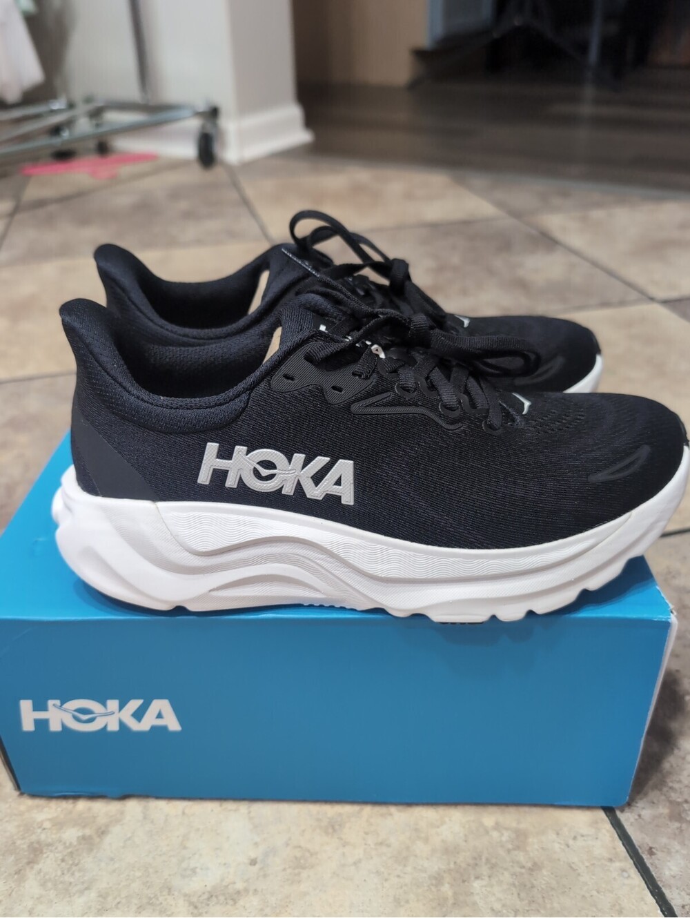 BLACK/WHITE - HOKA WOMENS ARAHI 8 Size 8